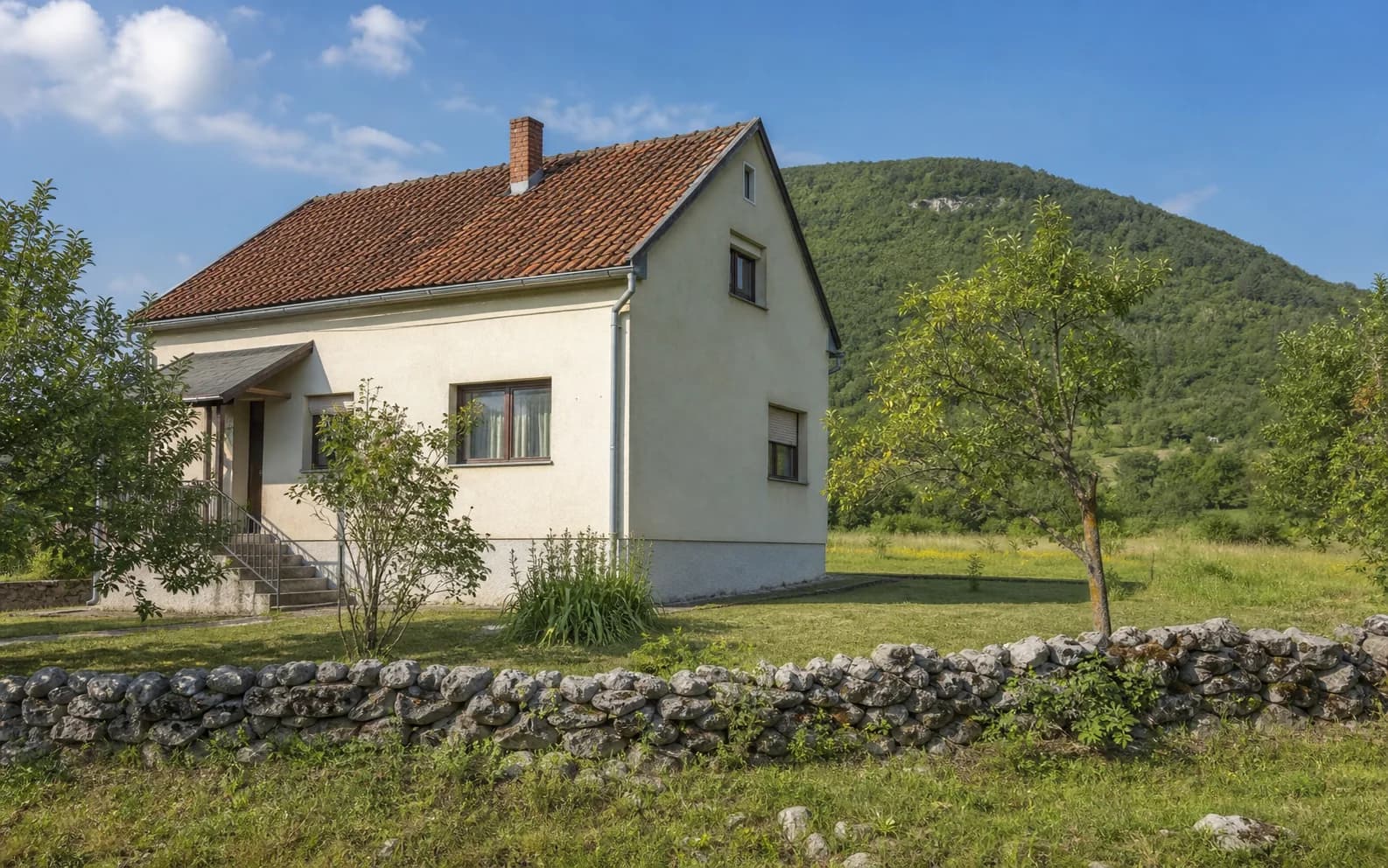 Illustrative photo for Omsica, Gračac: a residential exterior set within an open landscape.