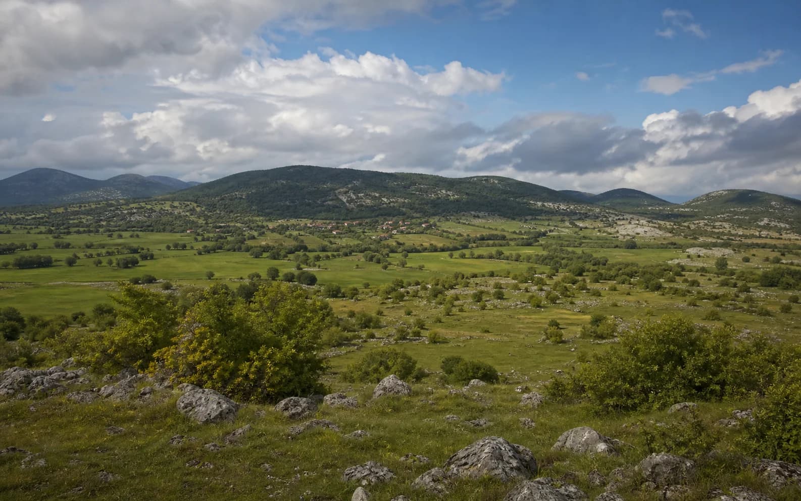 Ilustrativna fotografija za Osredci, Gračac: široki pogled na otvoreni brdski krajolik.