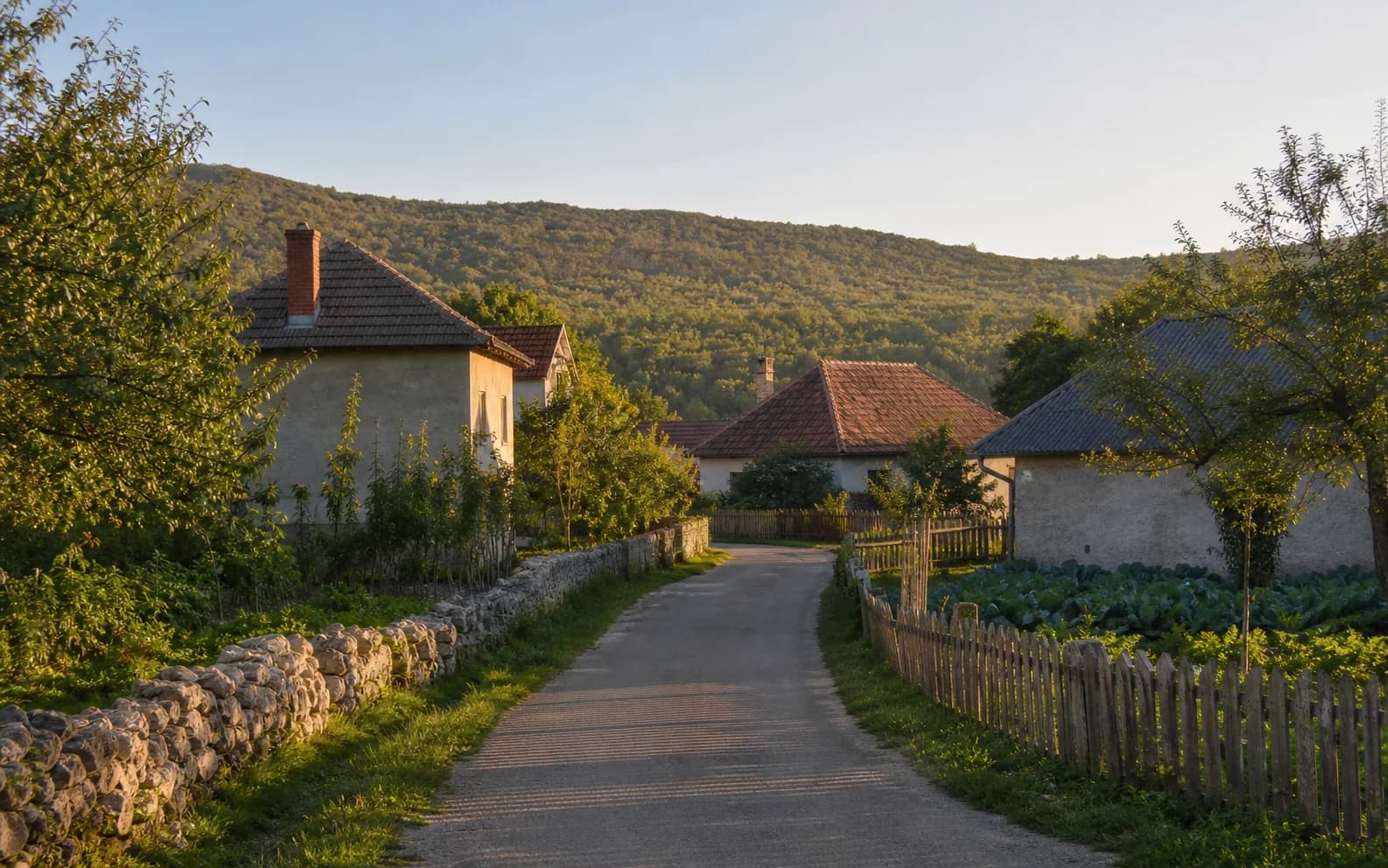 Ilustrativna fotografija za Osredci, Gračac: mirna ulica naselja u brdskom okruženju.