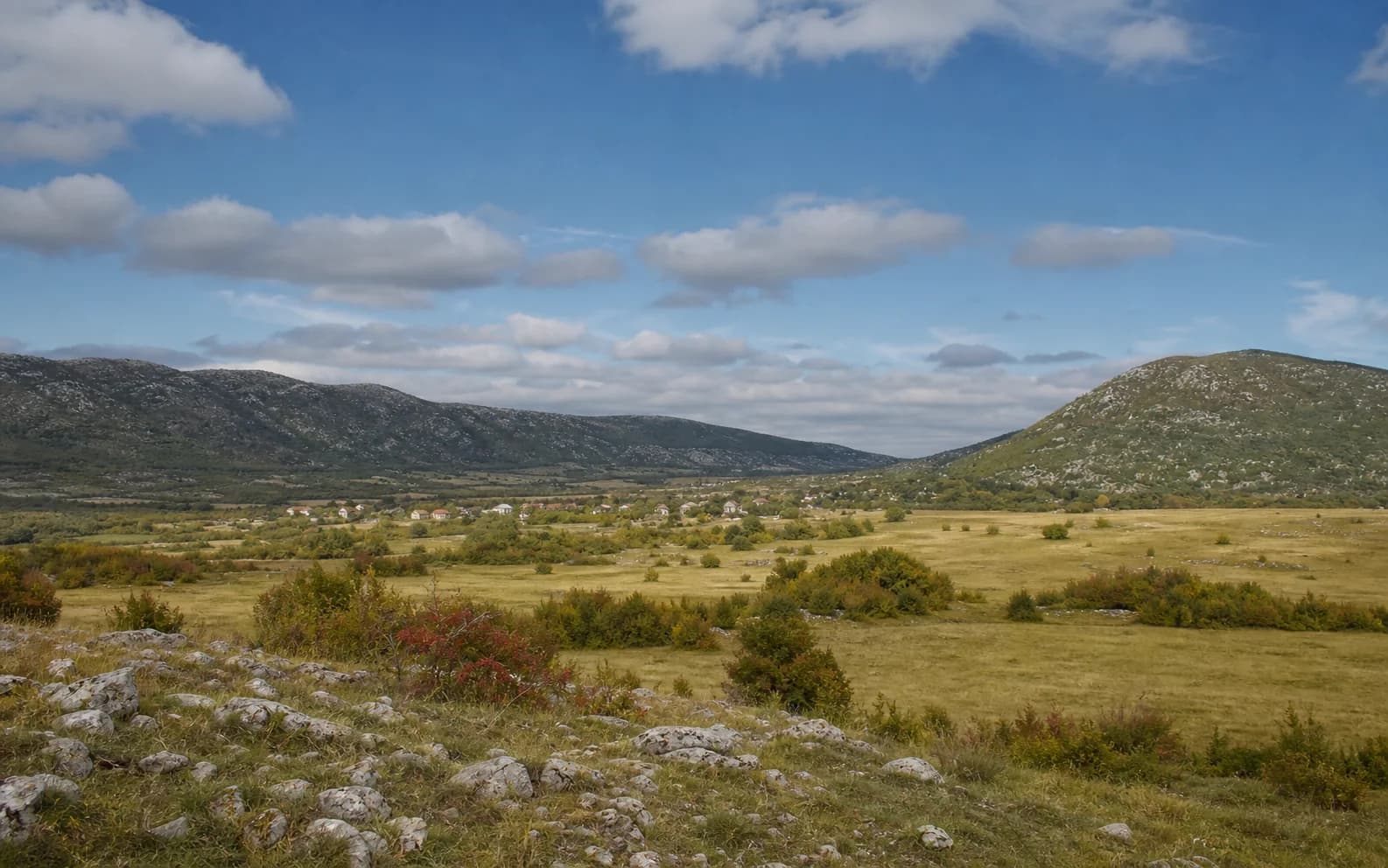 Ilustrativna fotografija za Otrić, Gračac: široki pogled na otvoreni brdski krajolik.