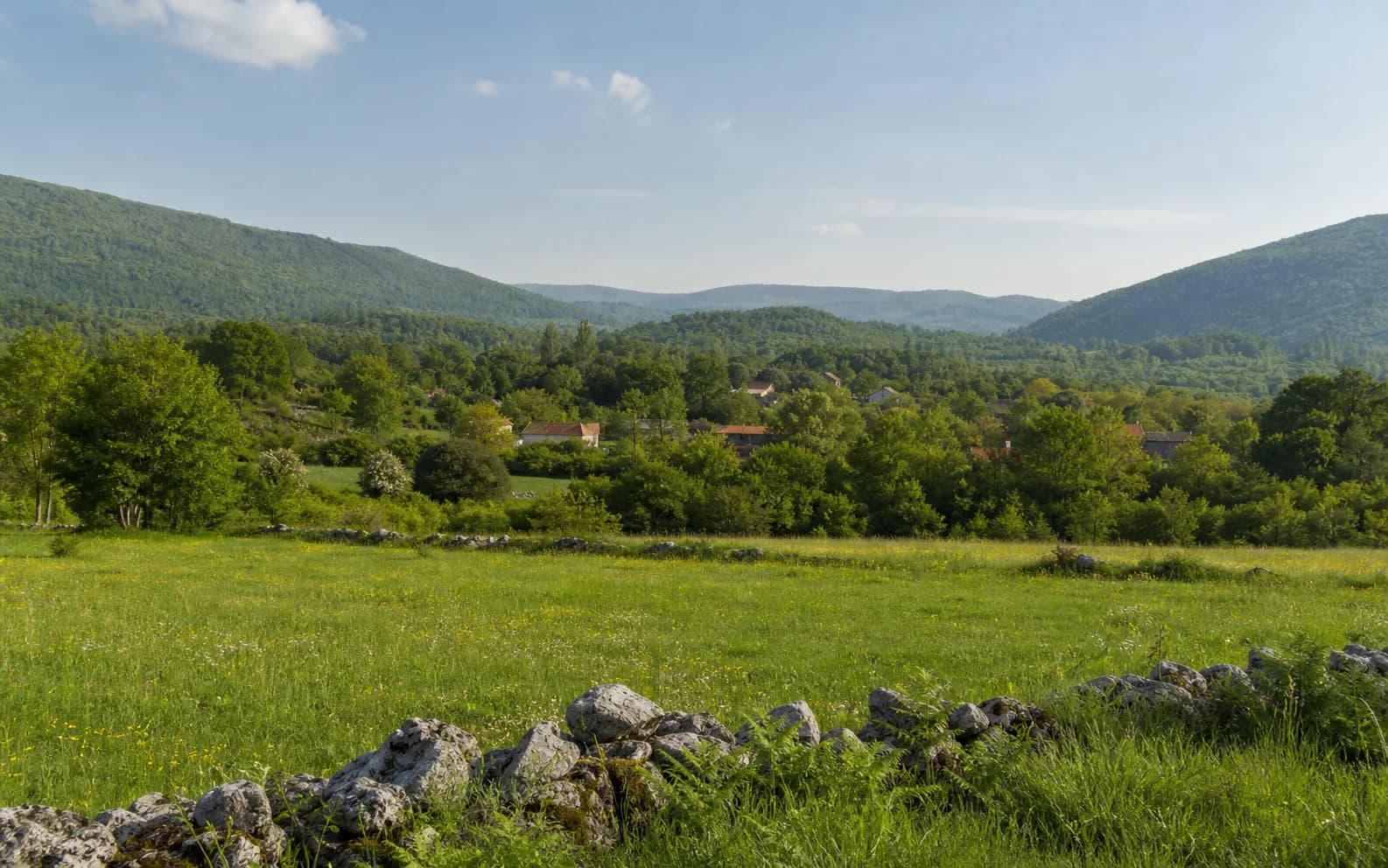 Ilustrativna fotografija za Palanka, Gračac: široki pogled na otvoreni brdski krajolik.