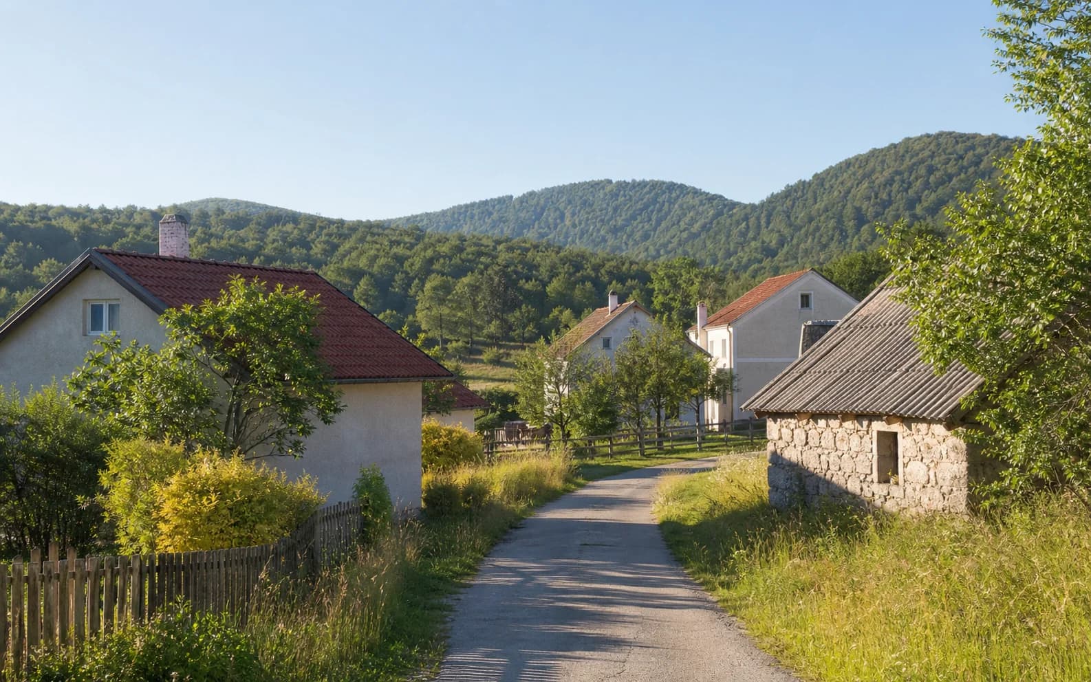Ilustrativna fotografija za Palanka, Gračac: mirna ulica naselja u brdskom okruženju.