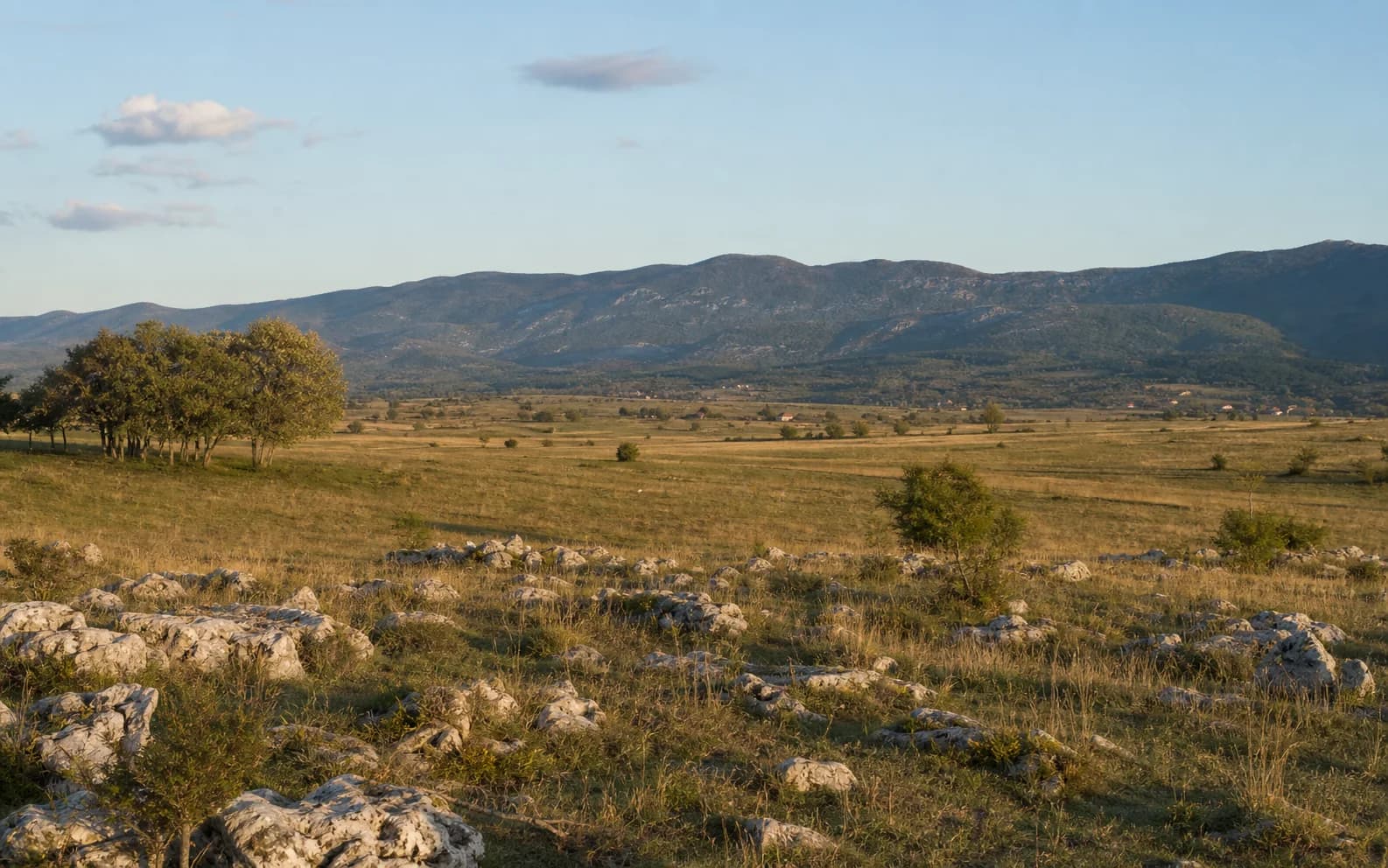 Ilustrativna fotografija za Rastičevo, Gračac: široki pogled na otvoreni brdski krajolik.