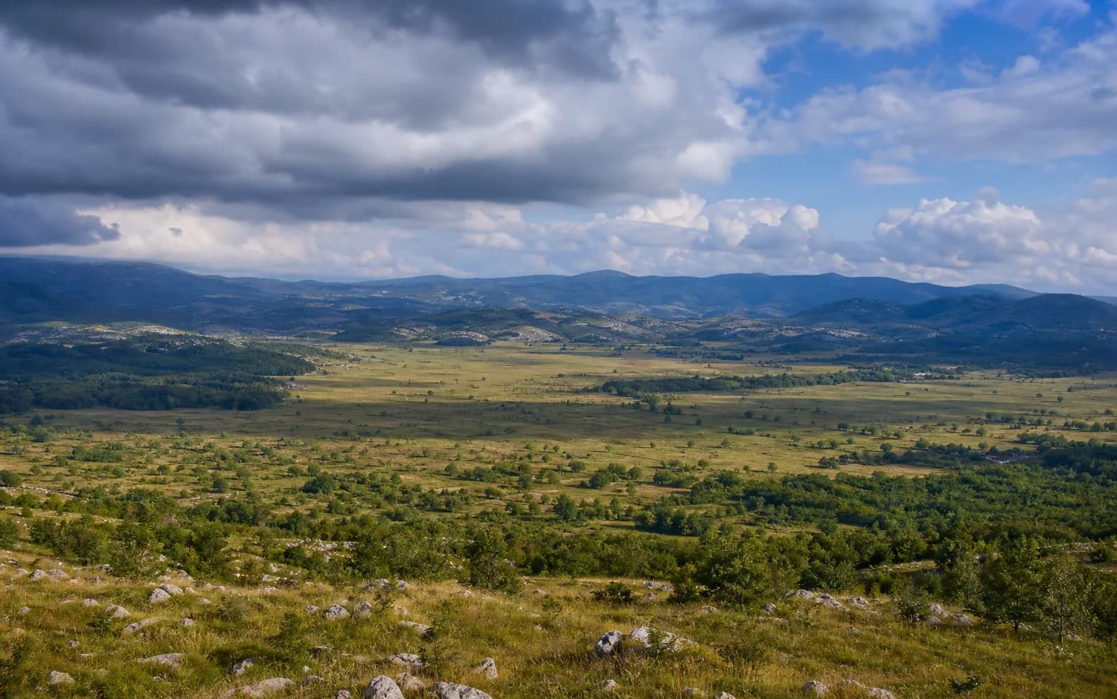 Illustratives Foto für Rudopolje Bruvanjsko, Gračac: weiter Blick auf eine offene Hochlandlandschaft.