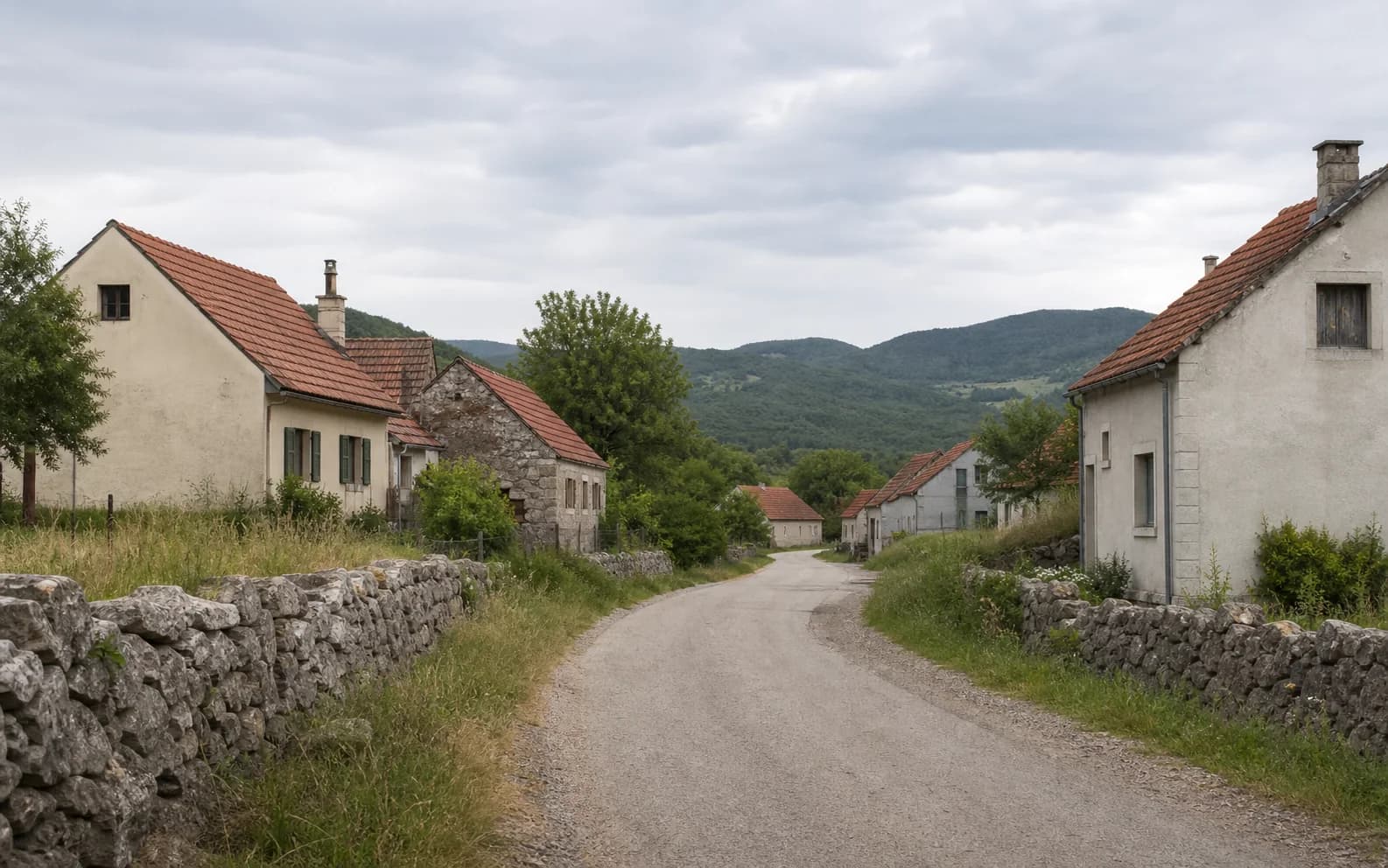Illustratives Foto für Rudopolje Bruvanjsko, Gračac: ruhige Siedlungsstraße in hügeliger Umgebung.