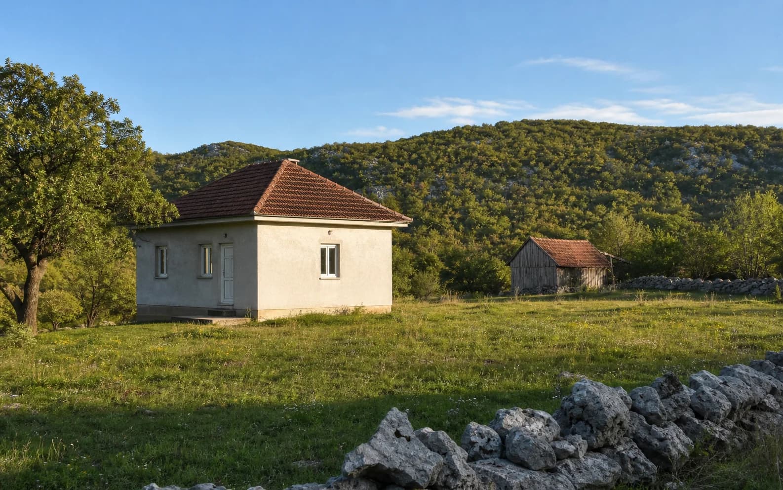 Illustratives Foto für Rudopolje Bruvanjsko, Gračac: Wohnaußenansicht in offener Landschaft.