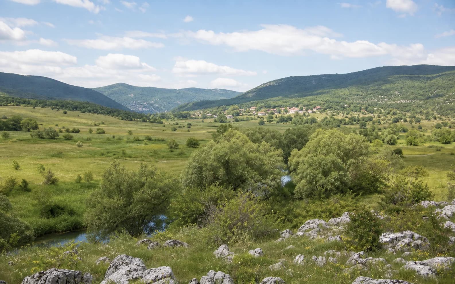 Ilustrativna fotografija za Srb, Gračac: široki pogled na otvoreni brdski krajolik.
