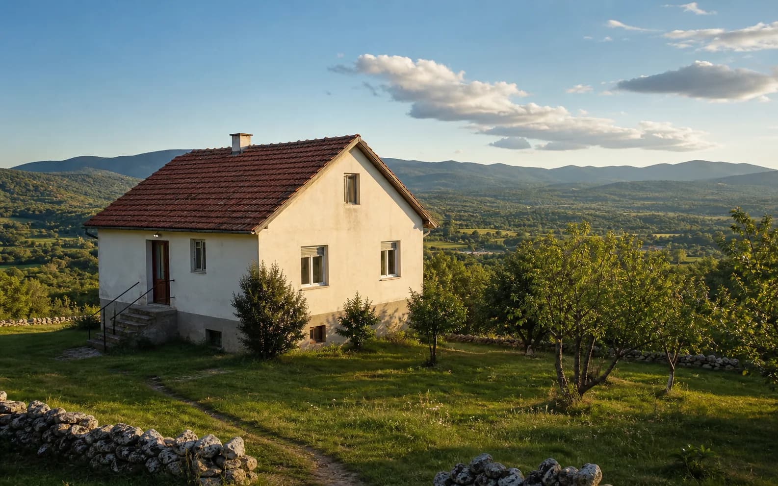 Ilustrativna fotografija za Srb, Gračac: stambeni eksterijer uklopljen u otvoreni krajolik.