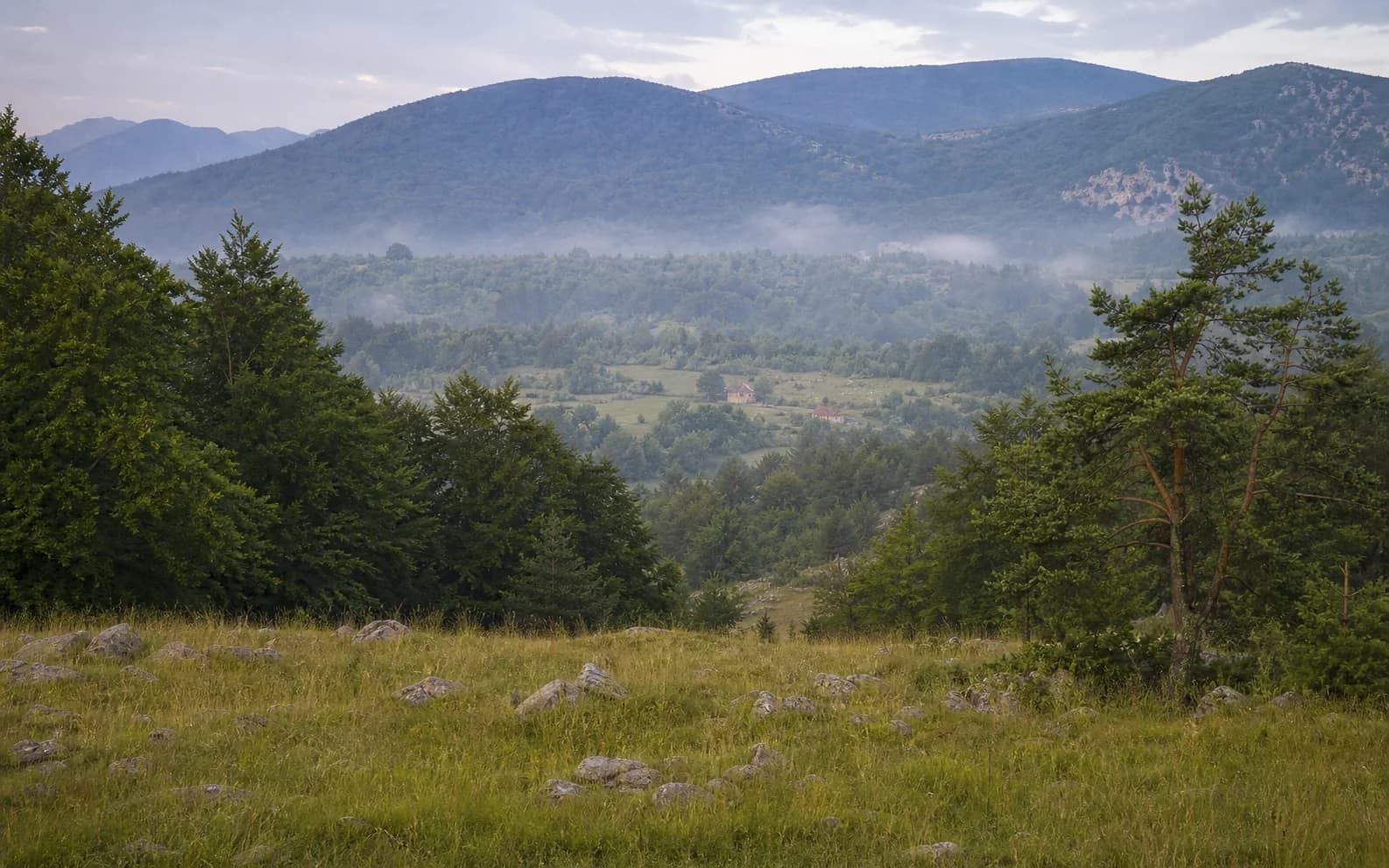 Ilustrativna fotografija za Tiškovac Lički, Gračac: široki pogled na otvoreni brdski krajolik.