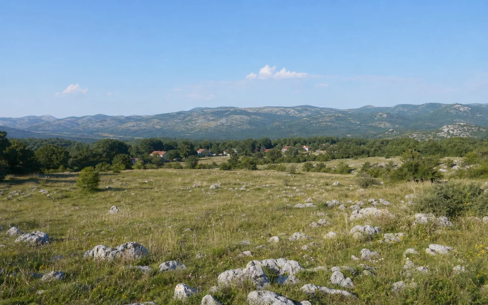 Ilustrativna fotografija za Tomingaj, Gračac: široki pogled na otvoreni brdski krajolik.