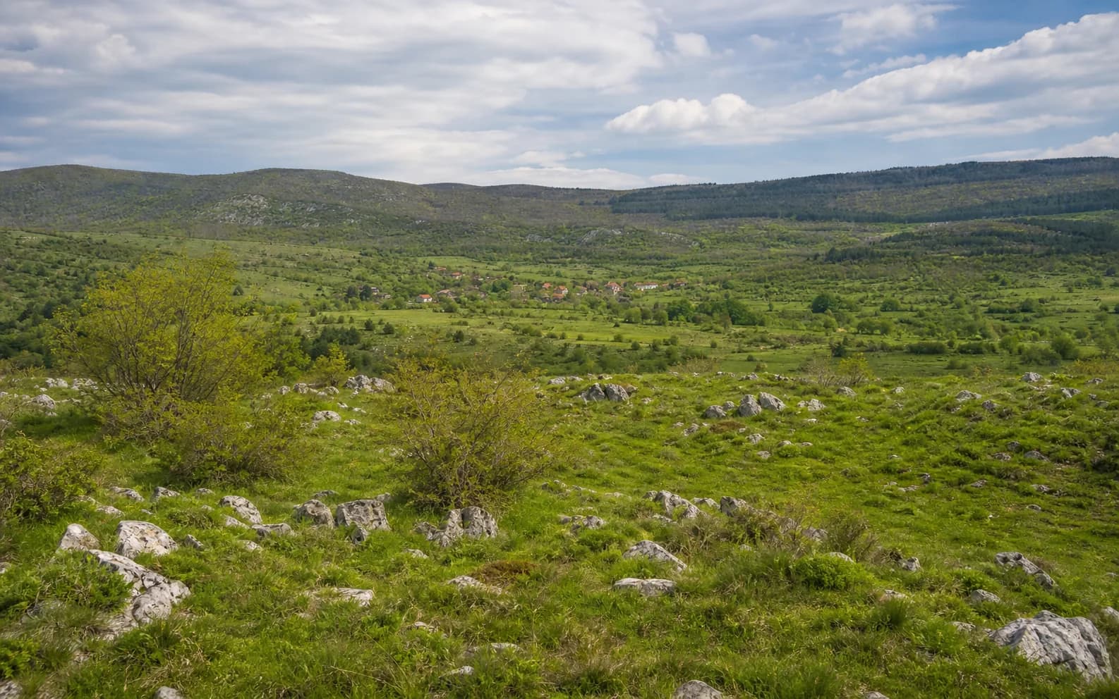 Illustratives Foto für Vučipolje, Gračac: weiter Blick auf eine offene Hochlandlandschaft.
