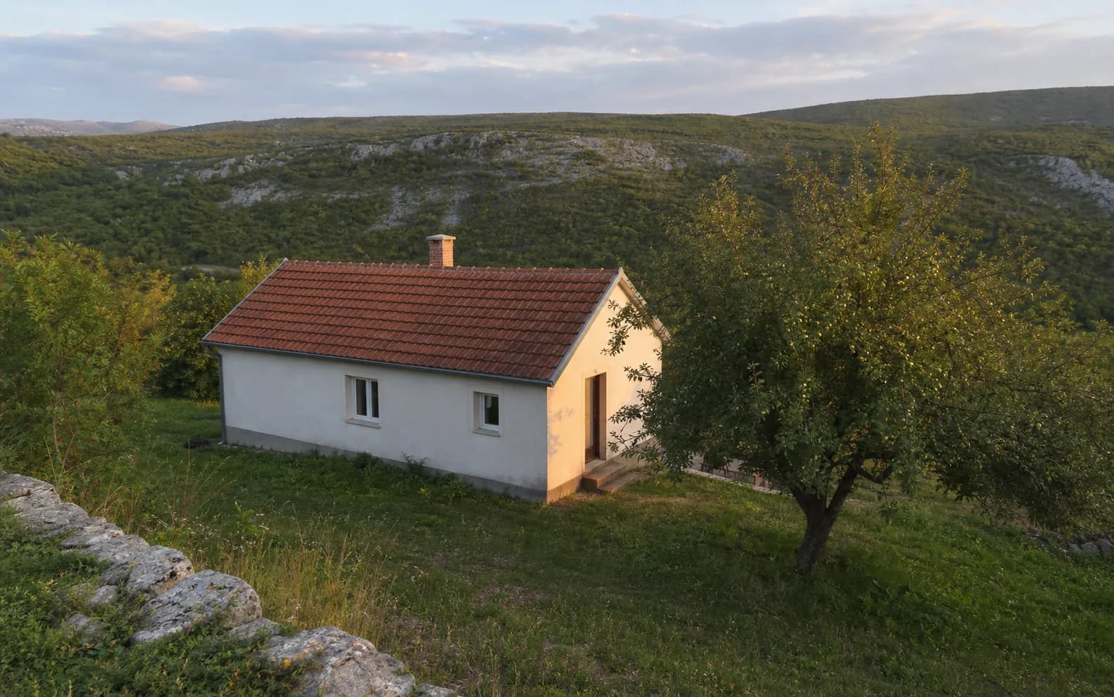 Illustratives Foto für Vučipolje, Gračac: Wohnaußenansicht in offener Landschaft.
