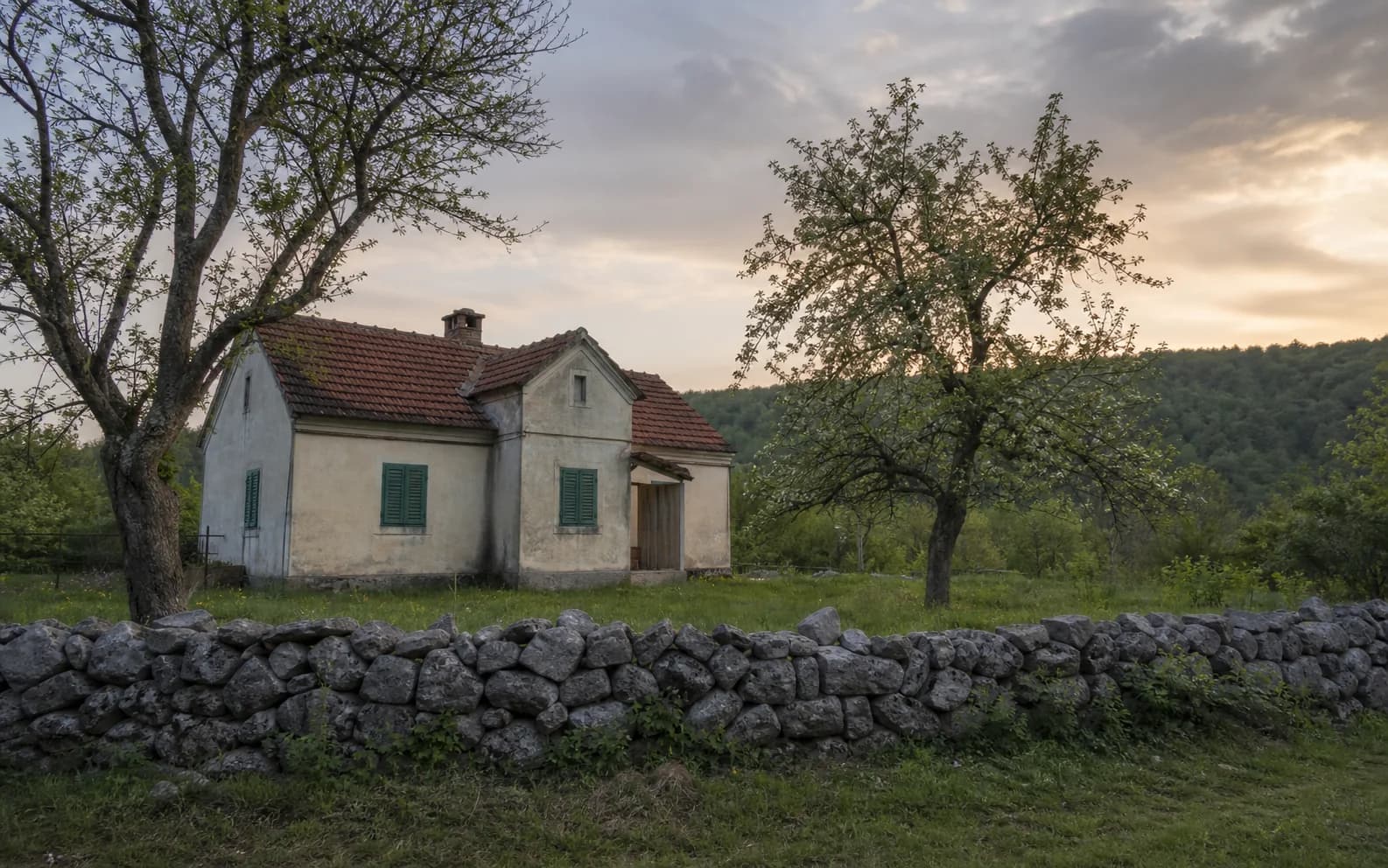 Illustrative photo for Zaklopac, Gračac: a residential exterior set within an open landscape.