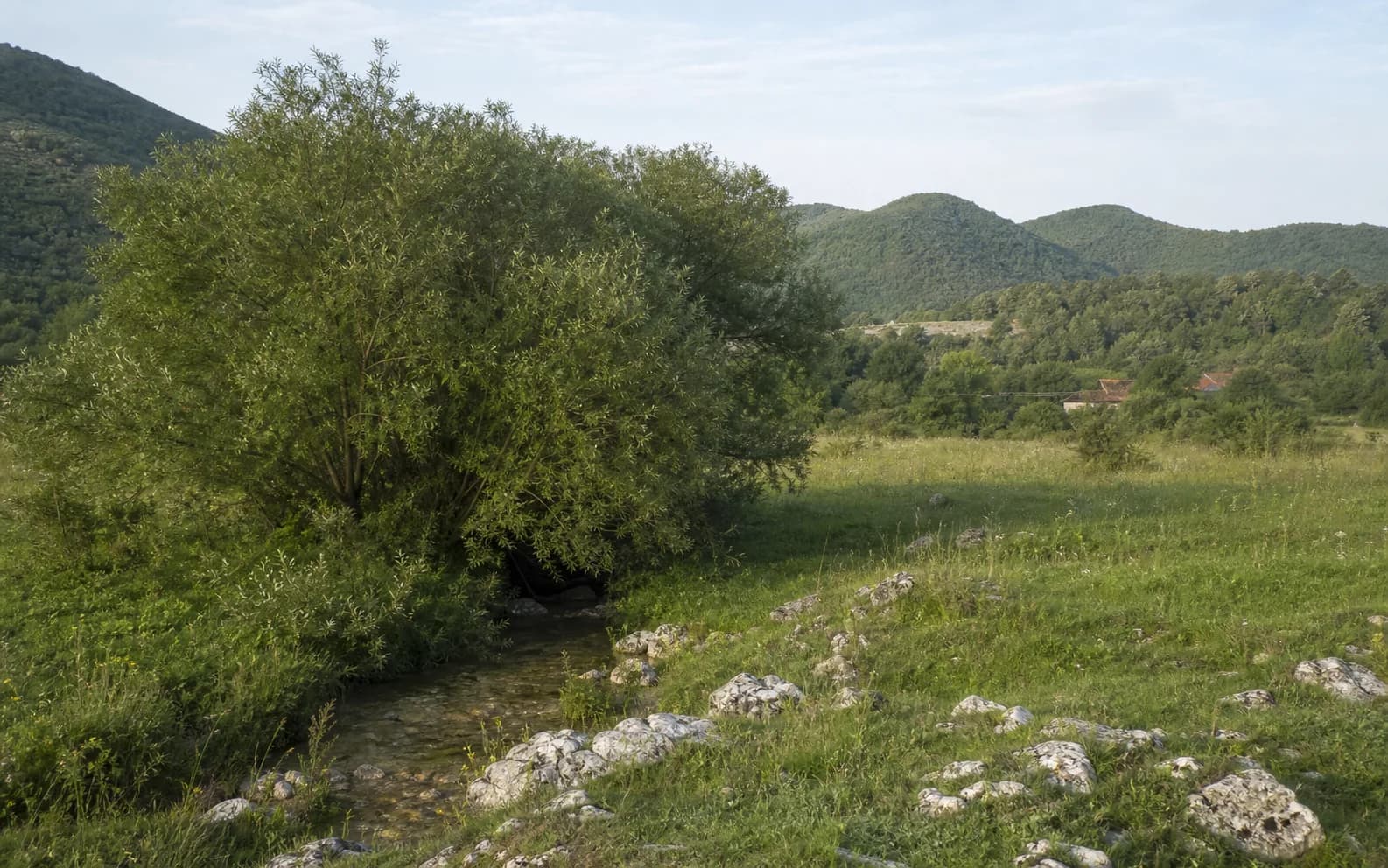 Illustratives Foto für Zrmanja Vrelo, Gračac: weiter Blick auf eine offene Hochlandlandschaft.