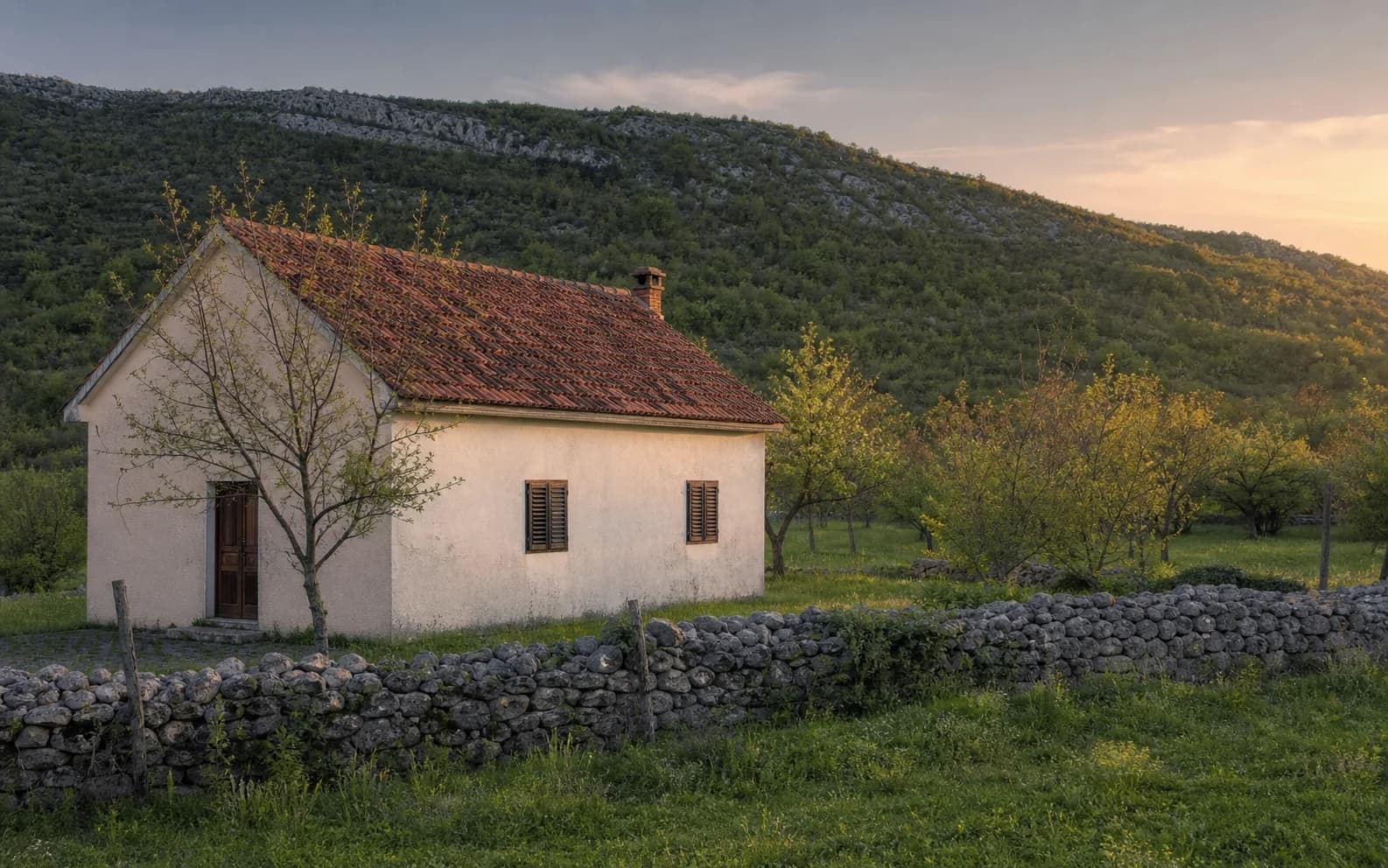 Illustratives Foto für Zrmanja Vrelo, Gračac: Wohnaußenansicht in offener Landschaft.