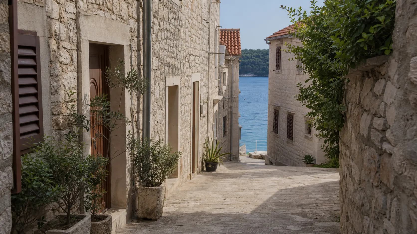Illustrative Steingasse mit Blick zum Meer in Kali.