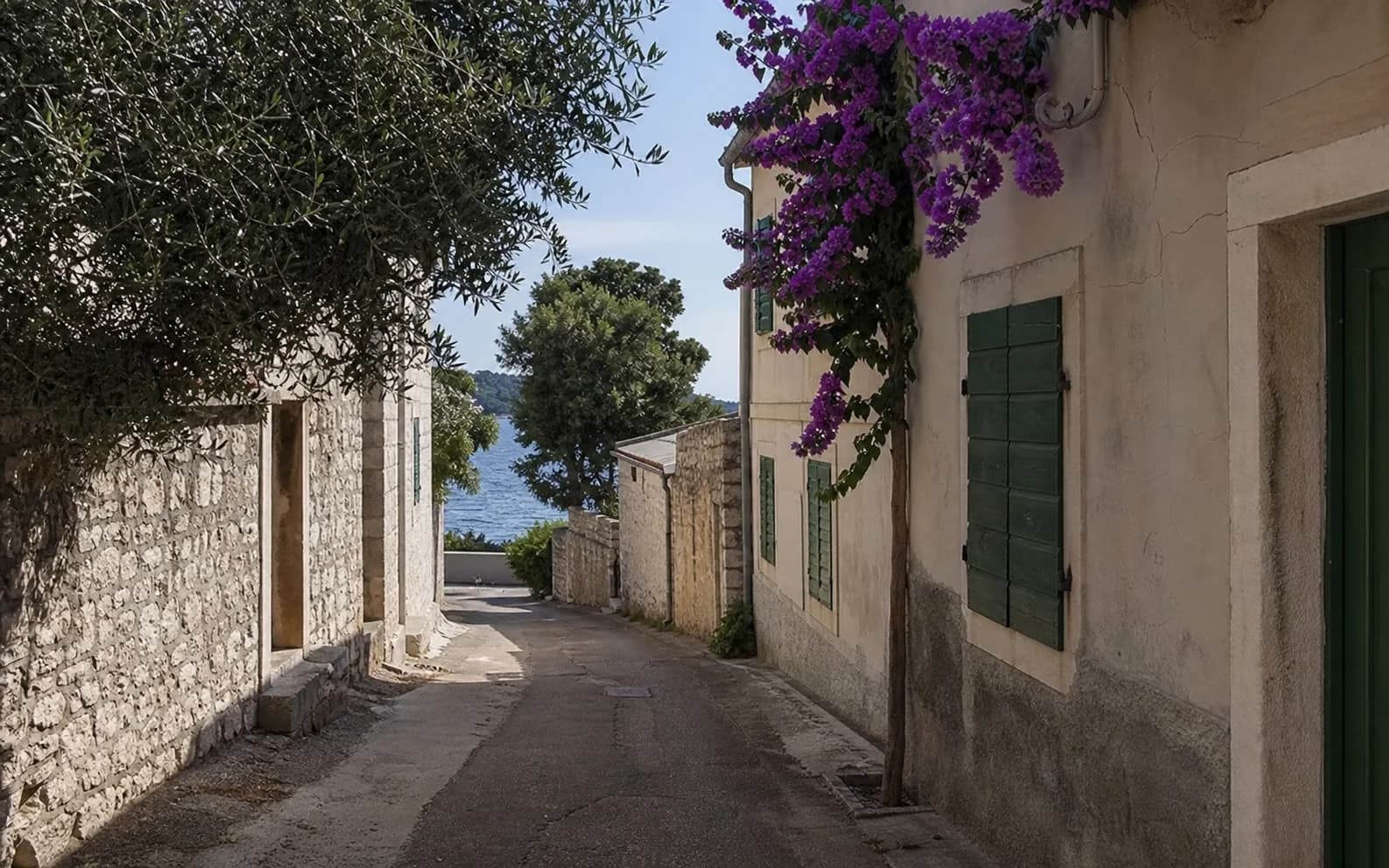 Ilustrativna fotografija za Ist, Zadar: mirna ulica među kamenim kućama.