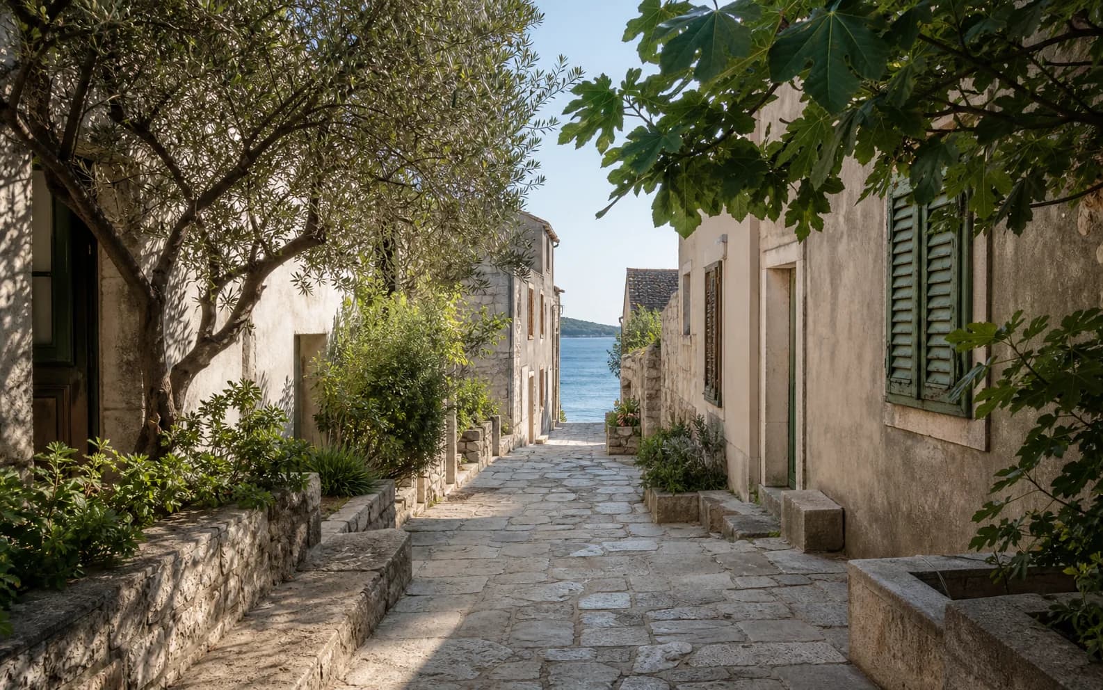 Illustratives Foto für Mali Iž, Zadar: ruhige Straße zwischen Steinhäusern.
