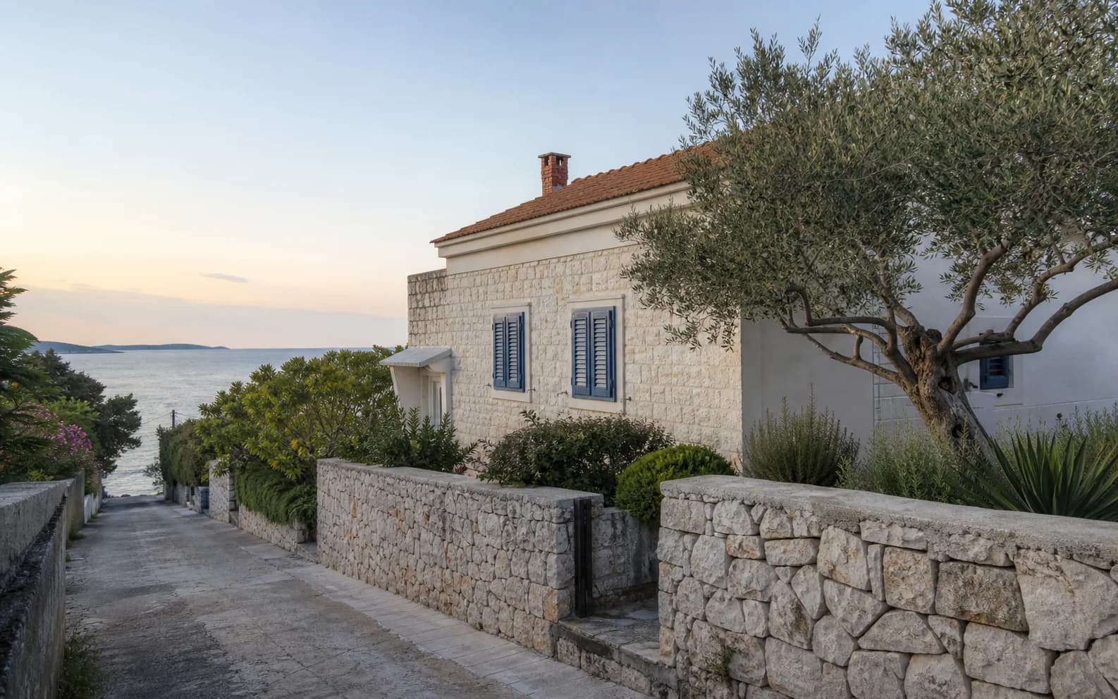 Illustratives Foto für Mali Iž, Zadar: Wohnaußenansicht in mediterranem Inselumfeld.