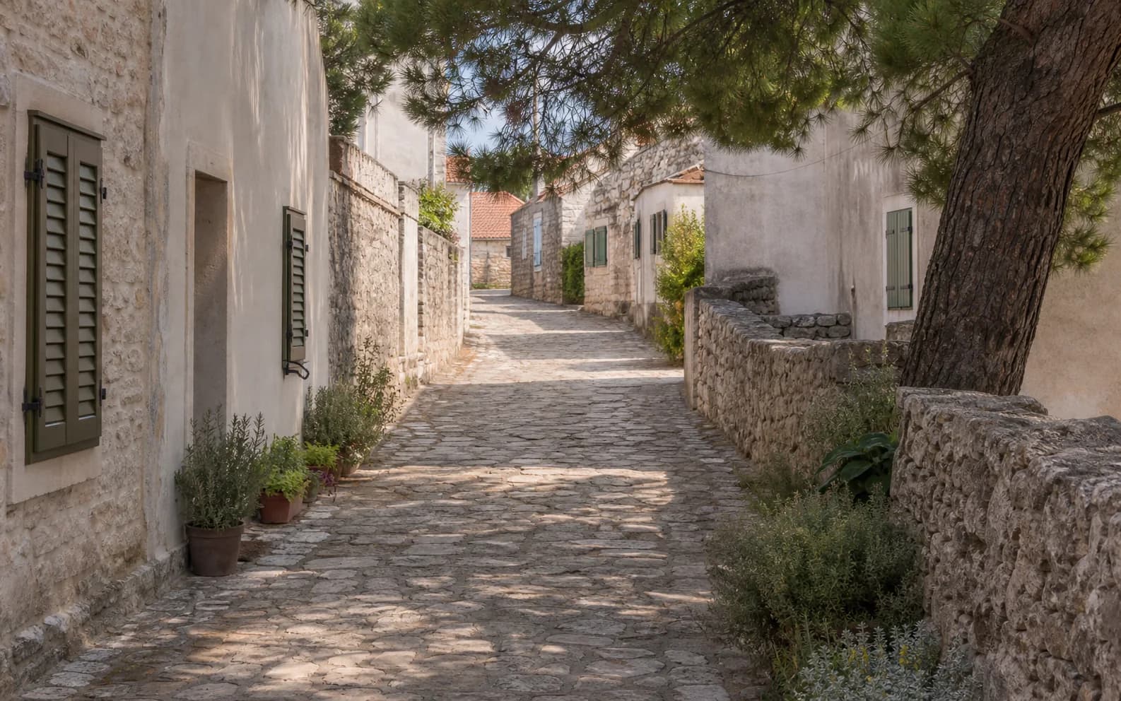 Ilustrativna fotografija za Molat, Zadar: mirna ulica među kamenim kućama.
